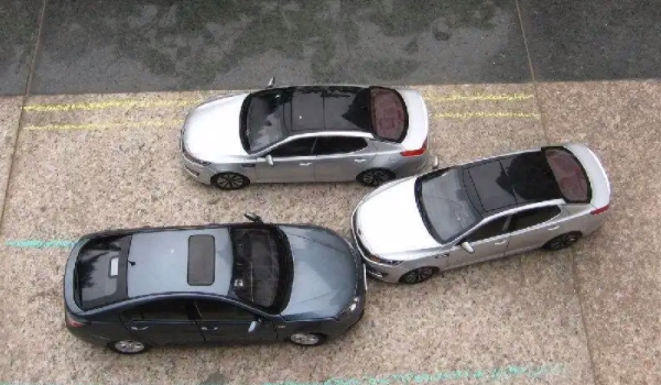 會(huì)車是什么意思 是車輛交錯(cuò)同時(shí)通過同一地點(diǎn)（要降低車輛車速）