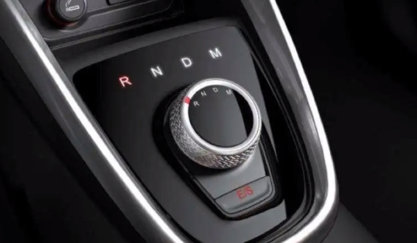 自動(dòng)擋汽車的正確駕駛步驟 操作十分簡(jiǎn)單（開(kāi)車需要牢記避免誤操作）