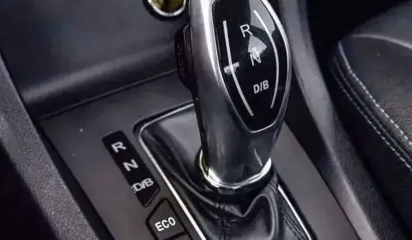 自動(dòng)擋汽車的正確駕駛步驟 操作十分簡(jiǎn)單（開(kāi)車需要牢記避免誤操作）