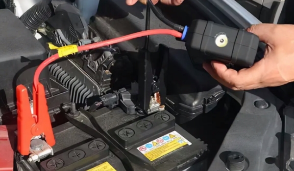 汽車怎么搭電 通過搭電線來進(jìn)行搭電（從而啟動機(jī)動車輛）