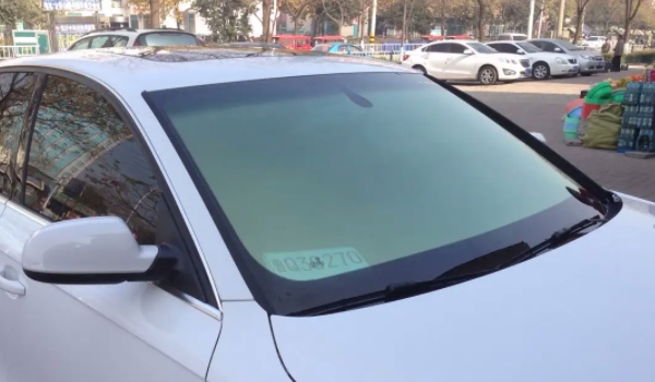 汽車(chē)前擋風(fēng)玻璃可以貼膜嗎 可以粘貼（防爆/隔熱/防紫外線）