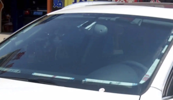 汽車(chē)前擋風(fēng)玻璃可以貼膜嗎 可以粘貼（防爆/隔熱/防紫外線）