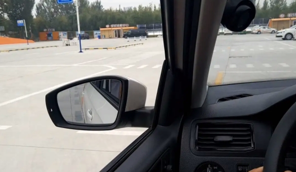 科目二倒車入庫技巧圖解 多練習(xí)/記住打死點/避免晚打轉(zhuǎn)向