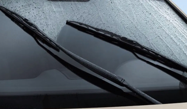 雨刮器刮玻璃有呱呱響怎么消除 對(duì)雨刷器進(jìn)行更換（有效解決問題）