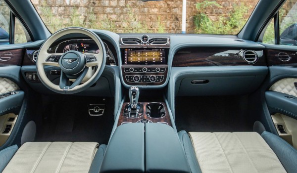 賓利添越插電混動(dòng)版分期多少錢 分期首付71萬(wàn)(36期月供49849元)