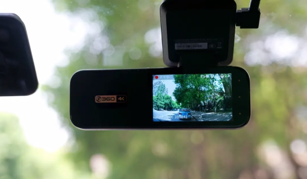 行車記錄儀怎么查看記錄 通過(guò)行車記錄儀上的按鍵查看（注意有效期）