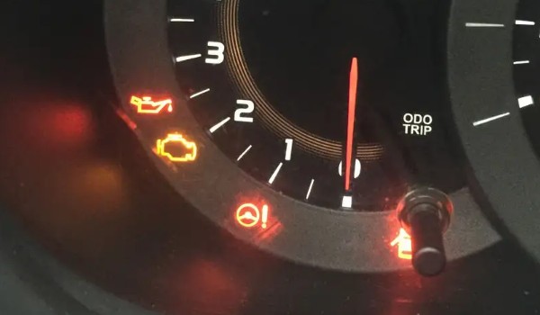 發(fā)動機故障標志亮燈 有8種原因導致(發(fā)動機沒有維護)