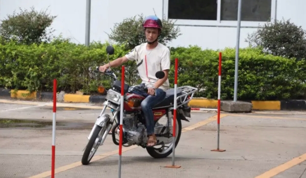 c1增駕摩托車(chē)駕駛證需要什么條件 年齡條件以及沒(méi)有扣除12分的記錄