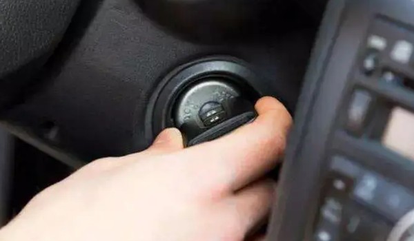 鑰匙能伸進(jìn)去但扭不動(dòng) 方向盤(pán)已經(jīng)上鎖(左右轉(zhuǎn)動(dòng)方向盤(pán))