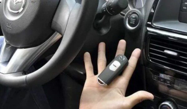 鑰匙能伸進(jìn)去但扭不動(dòng) 方向盤(pán)已經(jīng)上鎖(左右轉(zhuǎn)動(dòng)方向盤(pán))