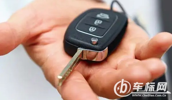 鑰匙能伸進(jìn)去但扭不動(dòng) 方向盤(pán)已經(jīng)上鎖(左右轉(zhuǎn)動(dòng)方向盤(pán))