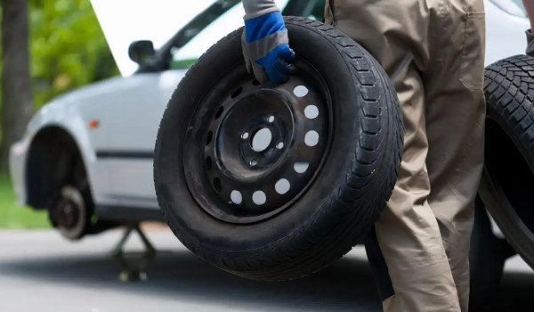 汽車輪胎扎釘子了補胎還是換胎 胎冠扎釘補胎(胎壁扎釘更換輪胎)
