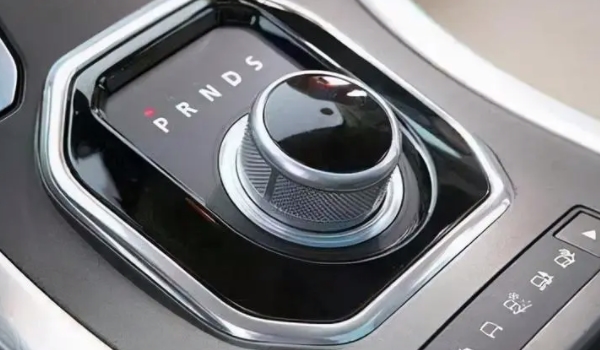 自動(dòng)擋汽車的正確駕駛步驟 踩剎車，松手剎，掛檔，松剎車，踩油門