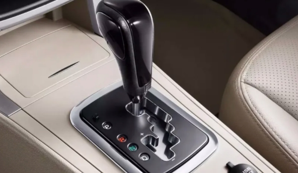 自動(dòng)擋汽車的正確駕駛步驟 踩剎車，松手剎，掛檔，松剎車，踩油門