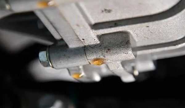 變速箱滲油不厲害需要維修嗎 根據(jù)滲油位置進行判斷(不需要維修)