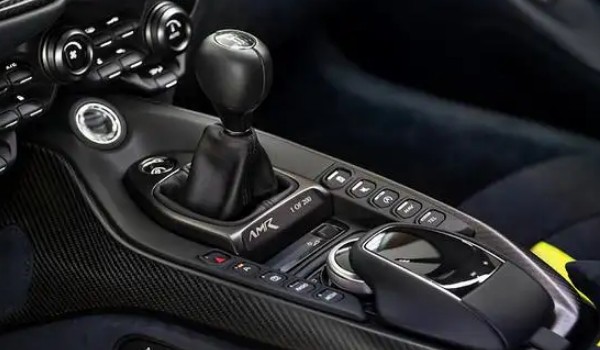 跑車(chē)是手動(dòng)擋多還是自動(dòng)擋多 跑車(chē)手動(dòng)擋多一些(操控性更好)