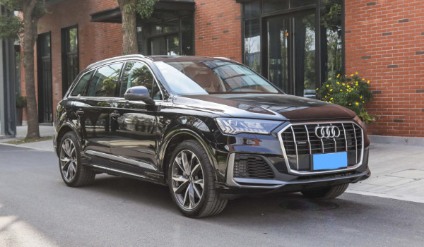 奧迪q7分期首付多少錢(qián) 分期首付18萬(wàn)(36期月供13205元)