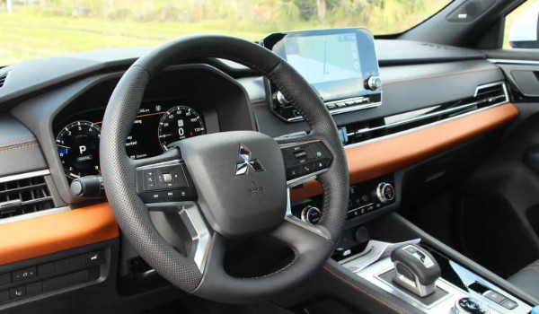 三菱歐藍(lán)德怎么樣值得買嗎 油耗實(shí)測(cè)8.5L(馬力可達(dá)215匹)