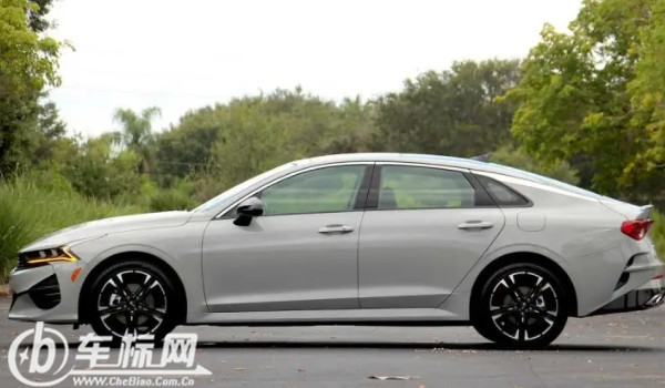 起亞k5和雅閣哪個好 起亞k5車身長達(dá)4.9米(輸出馬力可達(dá)240匹)