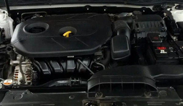 起亞k5和雅閣哪個好 起亞k5車身長達(dá)4.9米(輸出馬力可達(dá)240匹)