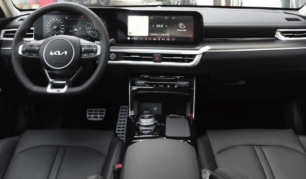 起亞k5和雅閣哪個好 起亞k5車身長達(dá)4.9米(輸出馬力可達(dá)240匹)