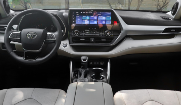 日產(chǎn)樓蘭和漢蘭達(dá)哪個(gè)好 漢蘭達(dá)動(dòng)力可達(dá)248匹(車身長達(dá)4.9米)