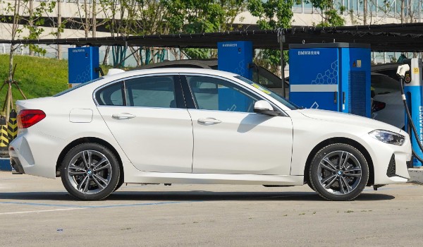 寶馬1系分期付款首付多少錢(qián) 分期首付4萬(wàn)(36期月供3112元)