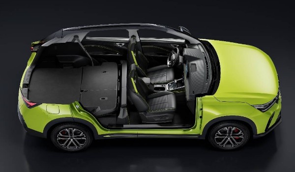 寶駿rs3和五菱星馳哪個(gè)好 星馳車身長(zhǎng)達(dá)4365mm(寶駿rs3配置豐富)