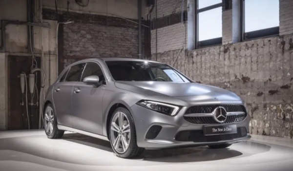 奔馳a級(jí)車型有哪些 奔馳a級(jí)車型有兩款（奔馳A180，奔馳A200L）