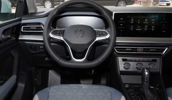 別克英朗和大眾朗逸哪個(gè)好 朗逸車身長(zhǎng)達(dá)4.6米(英朗馬力達(dá)163匹)