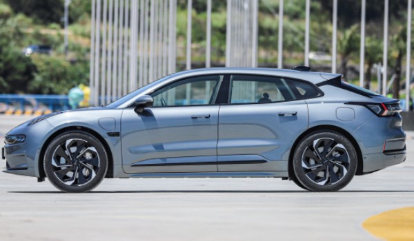 騰勢d9和極氪009哪個(gè)好 極氪009軸距長達(dá)3205mm(續(xù)航822km)