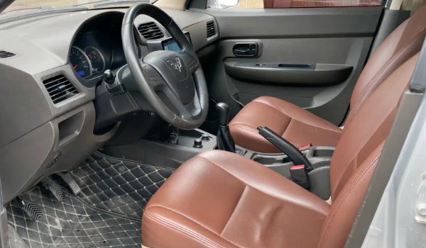 五菱宏光s五座新車報(bào)價(jià) 宏光s五座版售價(jià)5萬(二手價(jià)2萬)