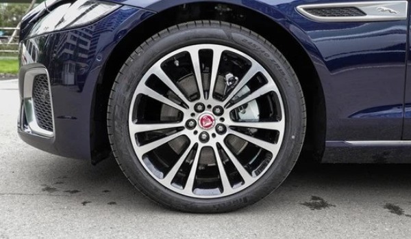 捷豹xfl輪胎型號規(guī)格是多少 輪胎型號245/40 r19(倍耐力輪胎)