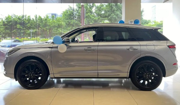 奧迪q3和林肯冒險(xiǎn)家對(duì)比哪個(gè)好 冒險(xiǎn)家動(dòng)力更強(qiáng)(車身長達(dá)4.6米)