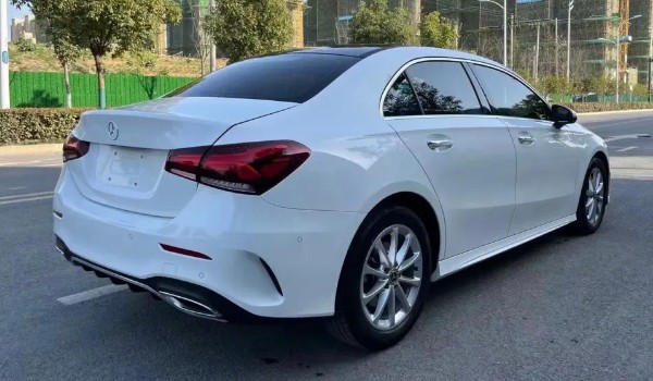 奔馳a級和寶馬1系哪個(gè)好 寶馬1系動力更強(qiáng)(a級車身長達(dá)4.6米)