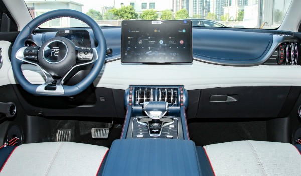 元plus和海豚哪個(gè)更值得買 元plus車身長達(dá)4.4米(配置豐富)