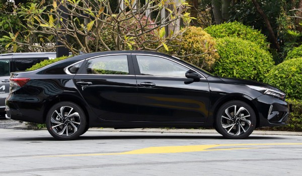 起亞k3和大眾朗逸哪個好 朗逸動力更強(qiáng)(起亞k3配置豐富)