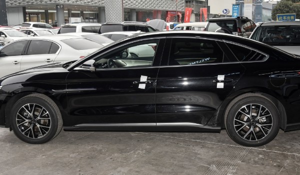 比亞迪e9配置參數(shù) 續(xù)航可達(dá)506km(車身長達(dá)4.9米)