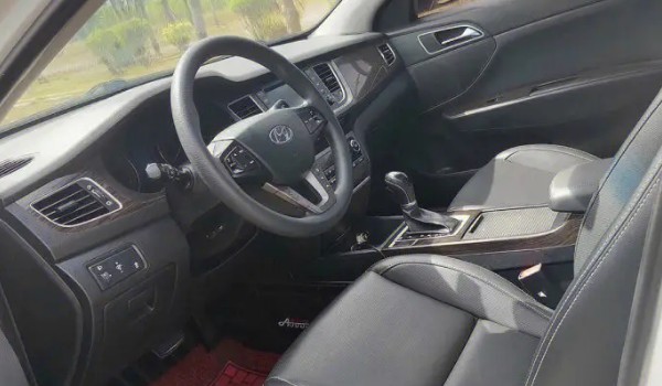 現(xiàn)代名圖二手車價(jià)格多少錢一輛 二手價(jià)5萬(wàn)(表顯里程5.3萬(wàn)公里)