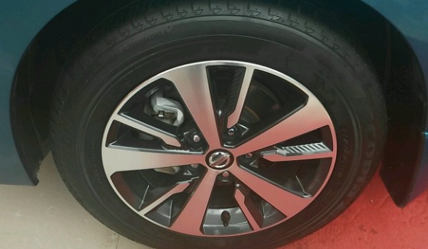 藍(lán)鳥(niǎo)輪胎多大尺寸 輪胎尺寸為205/50 r17