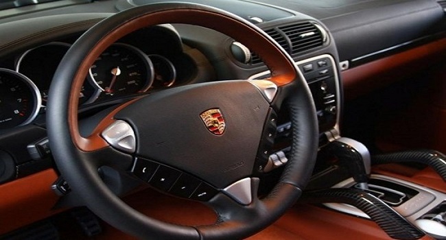 打方向盤有咯噔異響，出現(xiàn)異響要及時檢查維護