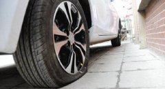 輪胎被釘子扎了補胎還是換胎，駕駛前要檢查輪胎和車況