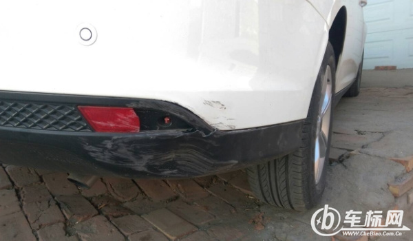 自己開(kāi)車(chē)把車(chē)刮了怎么走保險(xiǎn) 可以撥打保險(xiǎn)公司電話(huà)（現(xiàn)場(chǎng)拍照留證）