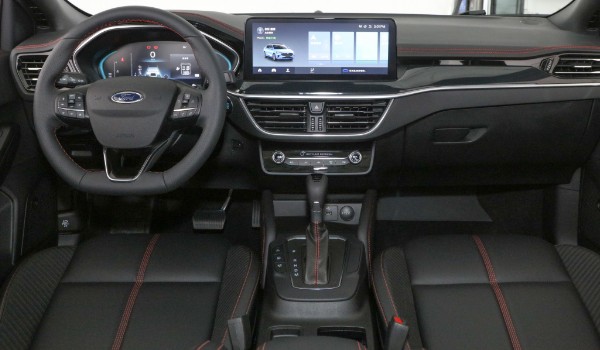 福克斯和英朗哪個(gè)好 ?？怂箘?dòng)力更強(qiáng)(英朗車長(zhǎng)4.6米)