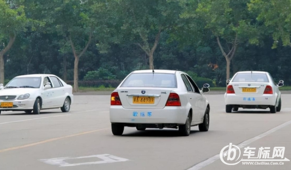 多少歲可以考駕照 小型車(chē)18歲周歲以上（大型車(chē)19-22周歲）