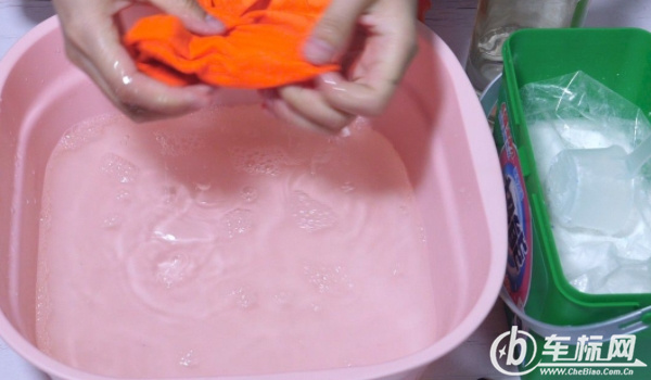 機(jī)油怎么洗 可以通過(guò)酒精，風(fēng)油精，汽油來(lái)進(jìn)行清洗（注意對(duì)手的保護(hù)）