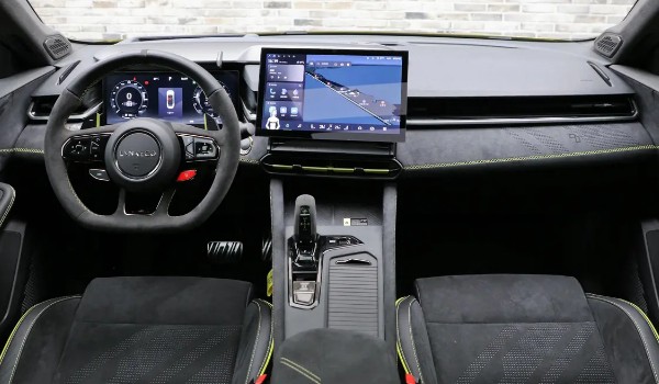 名爵mg7和領(lǐng)克03哪個(gè)好 mg7車長(zhǎng)4.8米(價(jià)格便宜)