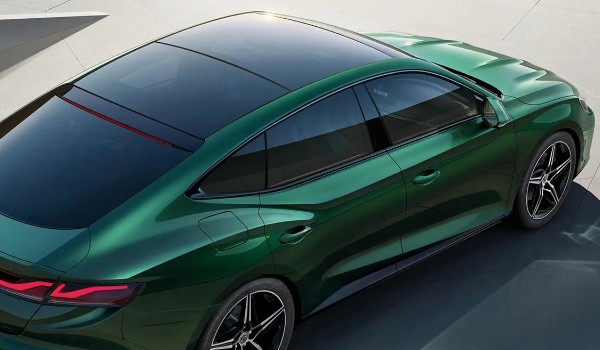 名爵mg7和領(lǐng)克03哪個(gè)好 mg7車長(zhǎng)4.8米(價(jià)格便宜)