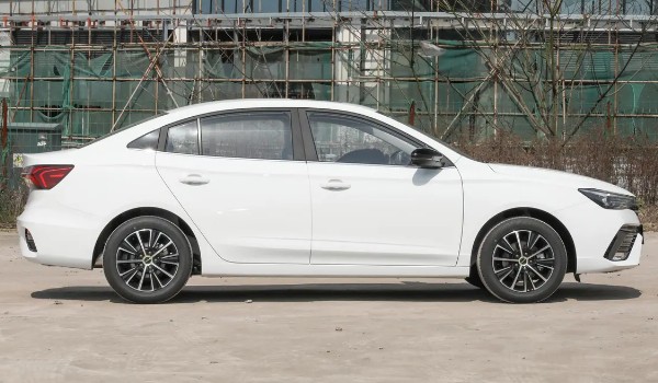 榮威i5配置參數(shù)詳細(xì) 馬力可達(dá)173匹(車(chē)身長(zhǎng)達(dá)4.6米)