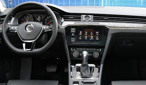 奧迪a4l和邁騰哪個(gè)值得買 a4l動(dòng)力更強(qiáng)(邁騰配置豐富)